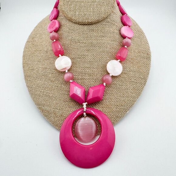 Vintage Bold Pink Statement Necklace Chunky Retro Beaded Pendant Mod Y2K Bright - Picture 1 of 11